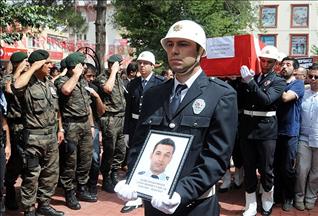 Turquie: Cérémonie militaire pour les 13 policiers morts à Igdir