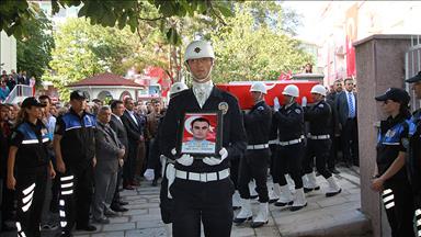 Şehit polis memuru toprağa verildi