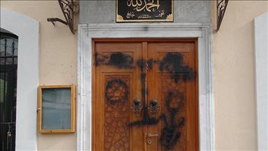Camii kapısına 'Türkler Dışarı' yazdılar