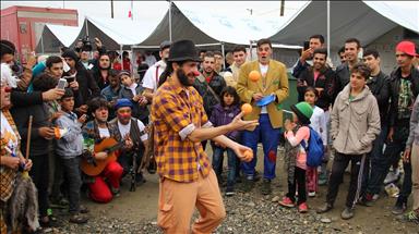 Clowns Without Borders performon në kampin e refugjatëve në Maqedoni