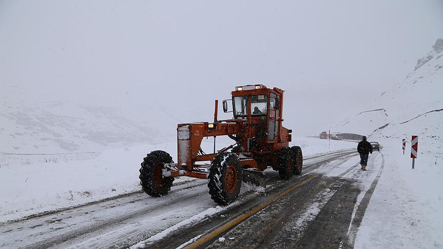 Doğu Karadeniz'de kar ulaşımı olumsuz etkiledi