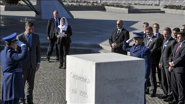 Vučić, Dodik i Cvijanović položili cvijeće u Memorijalnom centru Potočari