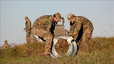 Slovenya sığınmacılar için Hırvatistan sınırına tel örgü çekiyor