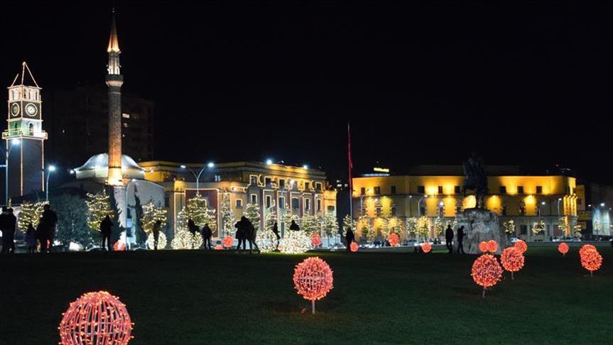 Тирана, градот со шарен декор за време на празниците