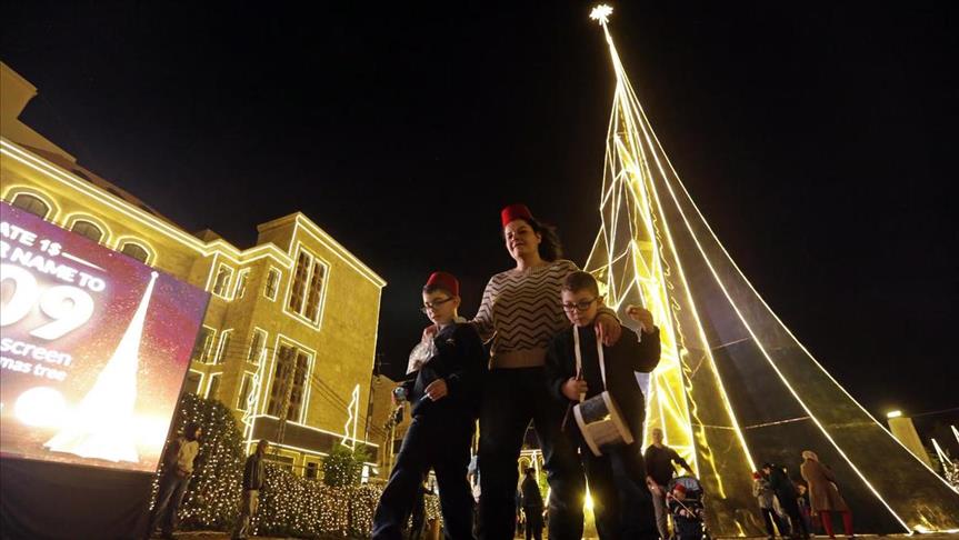 زينة الميلاد توحد اللبنانيين رغم الخلافات السياسية