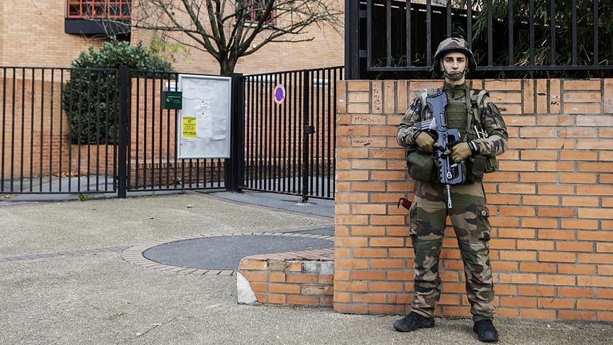 Fransa'da camiyi koruyan askerlere saldırı