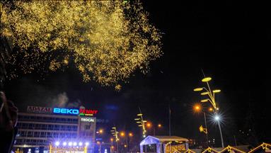 Uprkos hladnoći na hiljade Sarajlija vatrometom u ponoć obilježilo ulazak u 2016. godinu