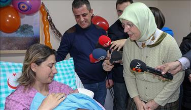 Bakan Ramazanoğlu yeni yılın 'ilk bebeğini' ziyaret etti