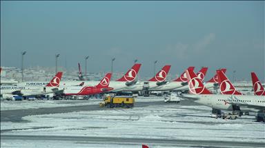 Поради снегот во Истанбул откажани над стотина летови