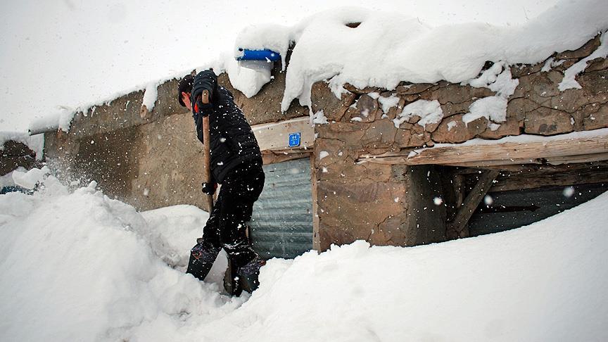 Evlerine kar tünellerinden giriyorlar
