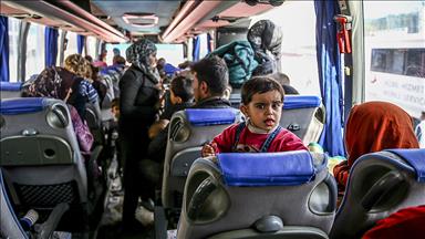 Suriyeli ailelerin Türkiye'ye geçişleri sürüyor