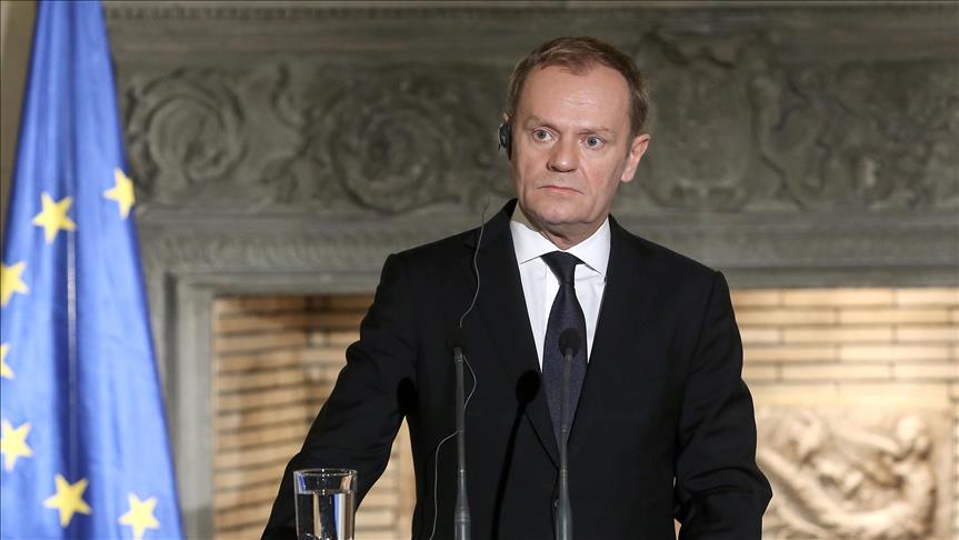 Tusk porosit emigrantët e paligjshëm: Mos ejani në Evropë