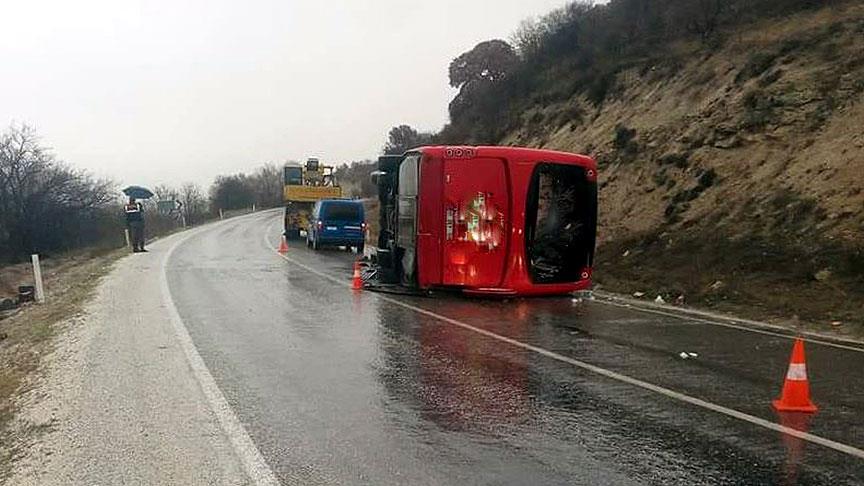 Isparta'da yolcu otobüsü devrildi: 19 yaralı 