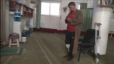 Сирийский имам, потеряв ногу, продолжает совершать молебны