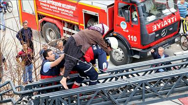 İtfaiyeci yaşlı kadını sırtında taşıyarak kurtardı