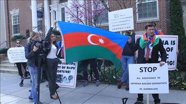 Azerbaycanlılar Washington'da Ermenistan'ı protesto etti