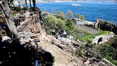 Klizište u istanbulskom parku Gulhane: Ispod urušenog zida zarobljene najmanje dvije osobe