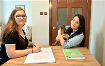 فتاة تركية تعلِّم الإنكليزية مقابل إطعام الحيوانات 