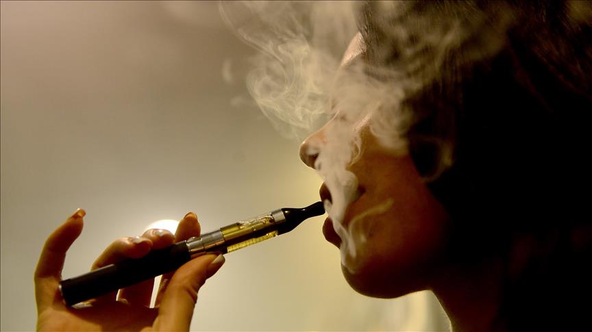 US bans sale of e-cigarettes to minors