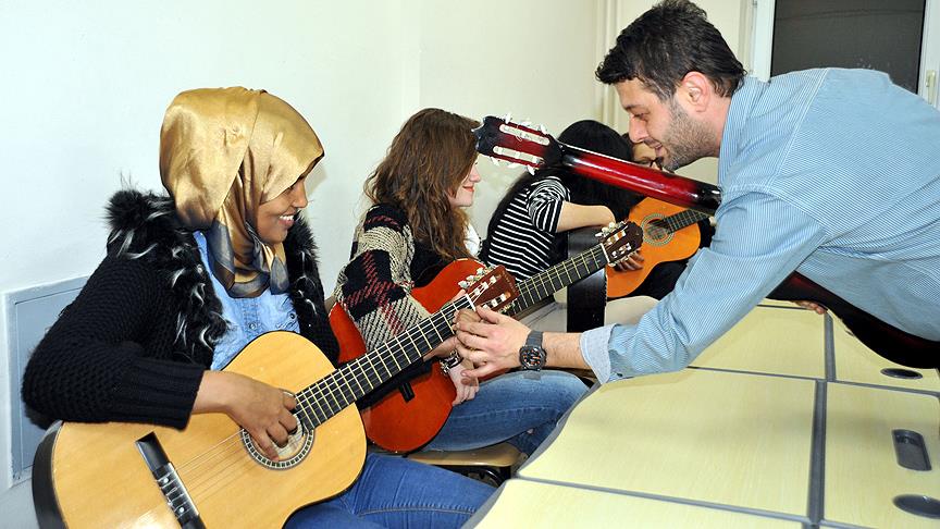 Sığınmacılar gitarla moral buluyor