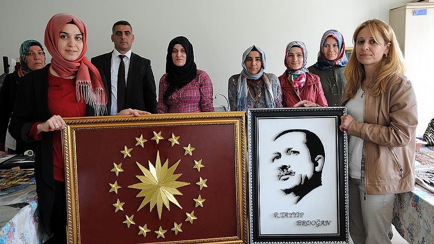 Tel ve çivi kullanarak Erdoğan'ın portresini yaptı