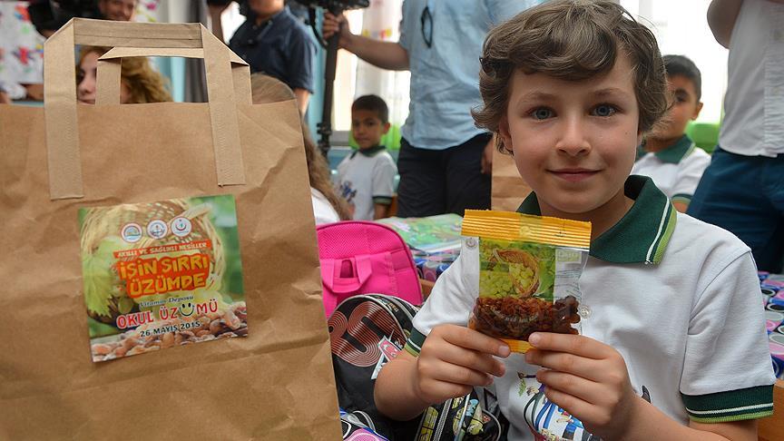 Okullarda kuru üzüm dağıtımına başlandı