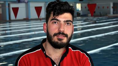 Engelleri yüzerek aştı