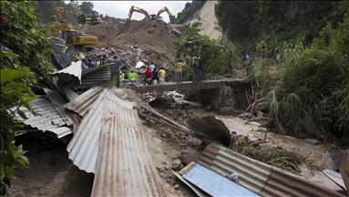 Свлечиште во Узбекистан потрупа две возила: Загинаа 5 лица