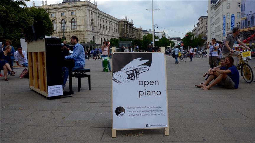 Акивисти во центарот на Виена поставија клавири и праќаат порака за поддршка на мигрантите