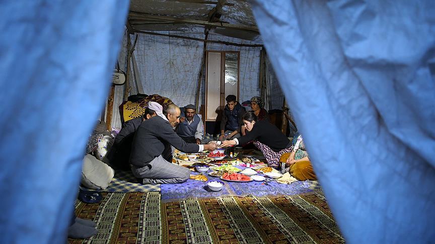 Yüksekovalılar ilk iftarı çadırda açtı