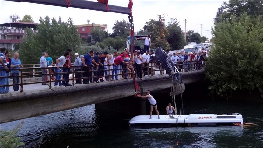 Автобус падна во канал во Турција, 14 загинати