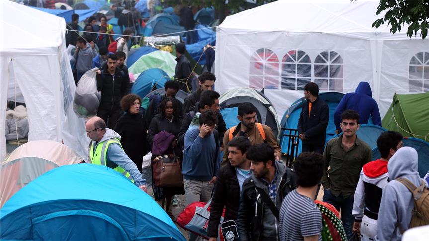 Бегалците од паркот во Париз префрлени во бегалски кампови