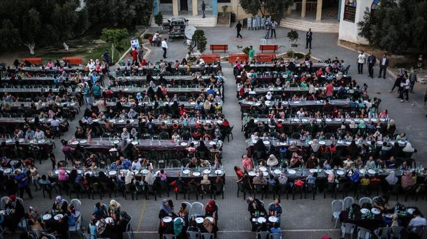 وقف الديانة التركي ينظم إفطارا جماعيا لألف يتيم في غزة 