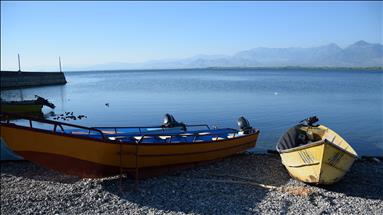 China: 2 dead, 13 missing after boat capsizes in lake