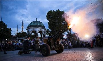 آلاف الصائمين يجتمعون على موائد الإفطار في "السلطان أحمد" بإسطنبول