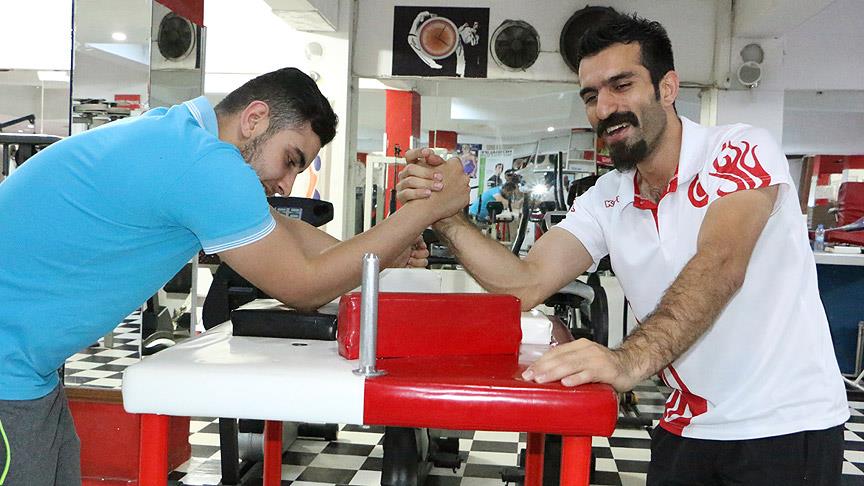 Hayallerine "bileğinin hakkı"yla ulaştı