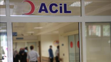 Polis memuru uyardığı çocuk tarafından bıçaklandı