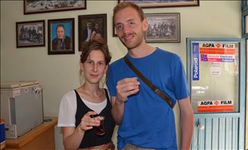 Брачен пар од Белгија со автостоп ја пропатува Европа