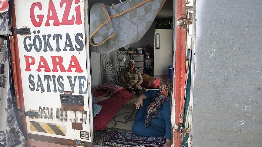 Suriyeli aile kamyon kasasında yaşamını idame ettiriyor