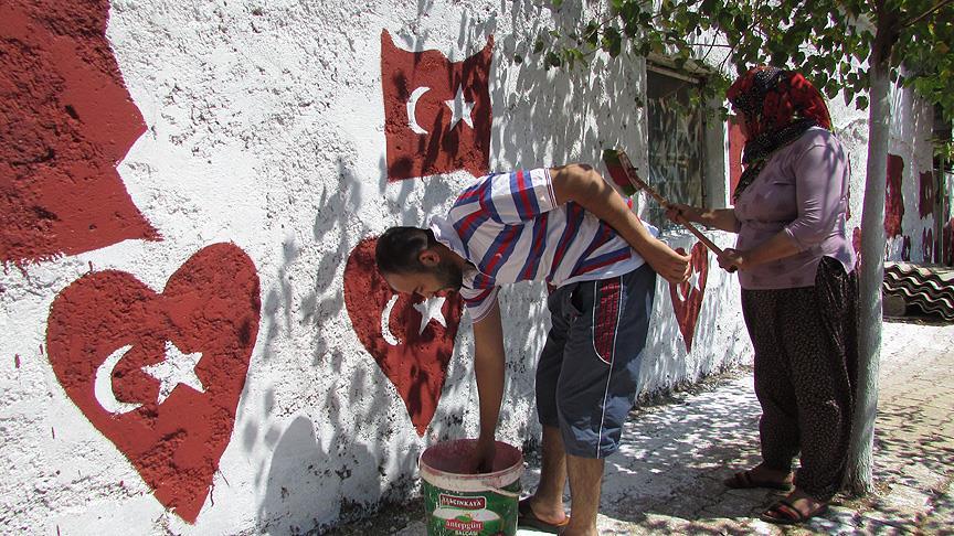 Protesto için evinin dışına Türk Bayrağını resmetti