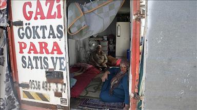 Suriyeli aile kamyon kasasında yaşamını idame ettiriyor