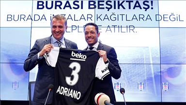 Beşiktaş'ta Adriano'ya görkemli imza töreni