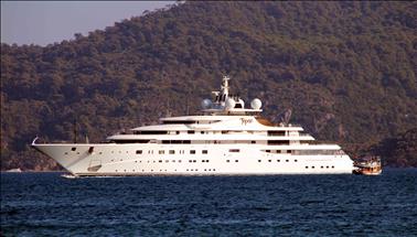 يخت شيخ إماراتي يتزود بـ"مليون ليرة تركية" وقود من مرمريس 