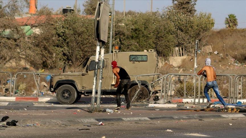 مواجهات بين فلسطينيين ومستوطنين خلال اقتحام "قبر يوسف" بالضفة الغربية