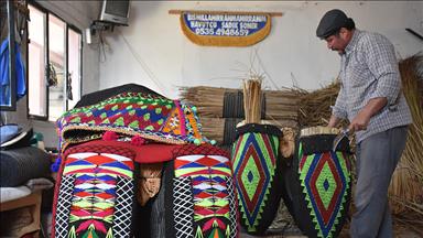 'Güreşçi develer'in süsleri için mesai yapıyorlar