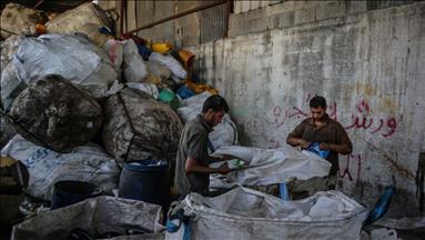 كيف تستفيد غزة المحاصرة من النفايات البلاستيكية؟