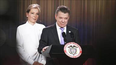 سانتۆس خەڵاتەکەی پێشکەشی گەلەکەی دەکات 