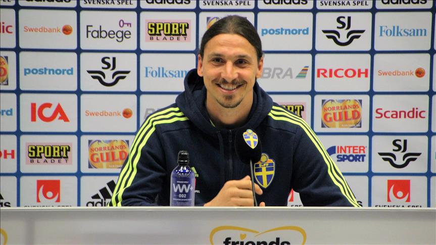 إبراهيموفيتش يعلن اعتزال اللعب في حال التتويج بـ"البريمرليغ"