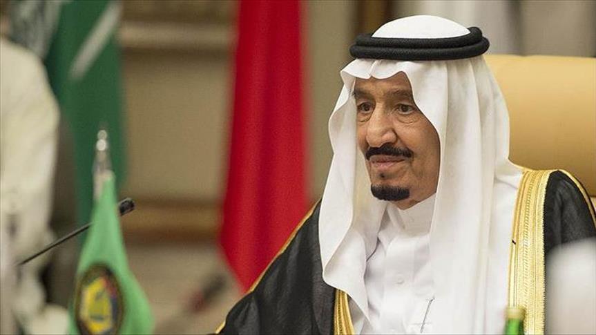 قبيل إصدارها بيوم.. العاهل السعودي يتسلم الرقم الأول من العملة الجديدة