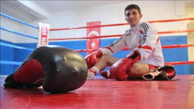 Karslı boksör rakiplerine havlu attırıyor